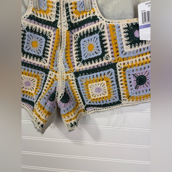 BLANK NYC The Barrow crochet front frayed hem light wash denim shorts. Size 26. - Picture 3 of 6